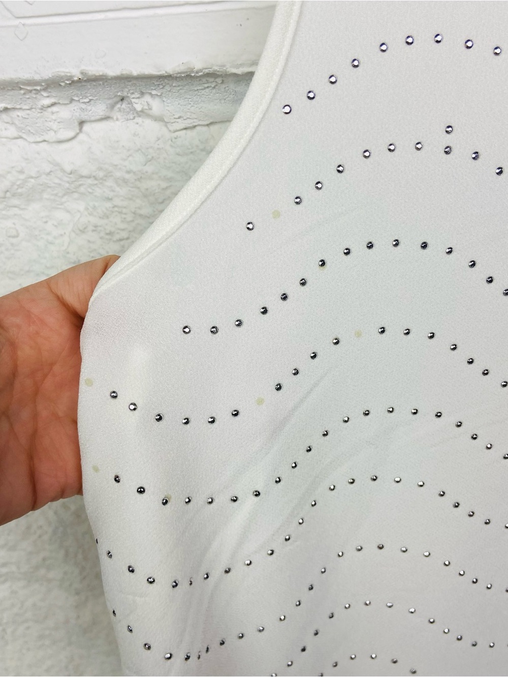Robert Louis White Sleeveless Studded Wave-Pattern Tank size 1X - Picture 6 of 13